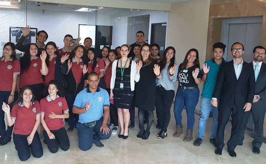 Estudiante comparten con el Ministro Bermúdez y con el personal de la Fundación Acción jóven y del Banco Promérica.