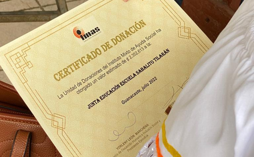 Imagen con un certificado de donaciones recibido por la Junda de Educación de las Escuela Sabalito de Tilarán
