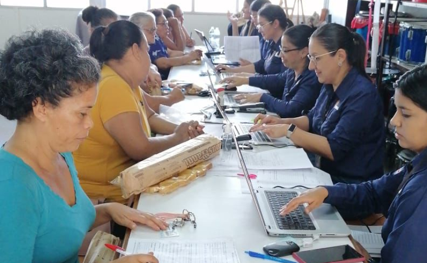 Funcionarias del IMAS atienden a personas damnificadas por emergencia en Cartago.