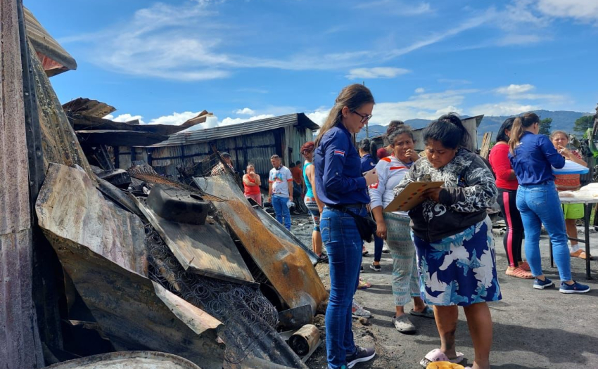 Imagen del personal del IMAS en la atención de la emergencia en Los Diques, Cartago.