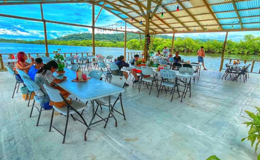 Imagen del restaurante flotante.